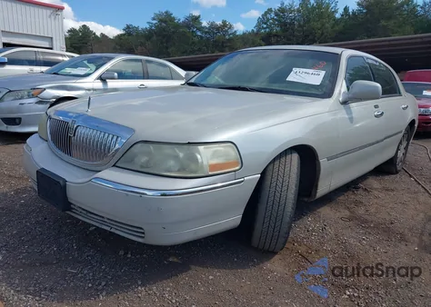 2007 Lincoln Town Car Signature Limited from USA, damaged, VIN 1LNHM82W07Y614464